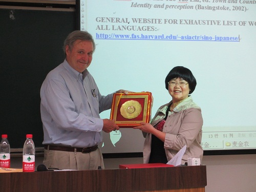 IMG_8180 nba买球副院长李德英教授向麦金农教授赠送礼品20120531川大研1-102.JPG